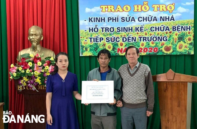 UBND và Ủy ban MTTQ Việt Nam phường Thuận Phước trao tiền hỗ trợ sửa chữa nhà cho hộ nghèo. (Ảnh chụp tháng 5-2020) 					                Ảnh: T.V