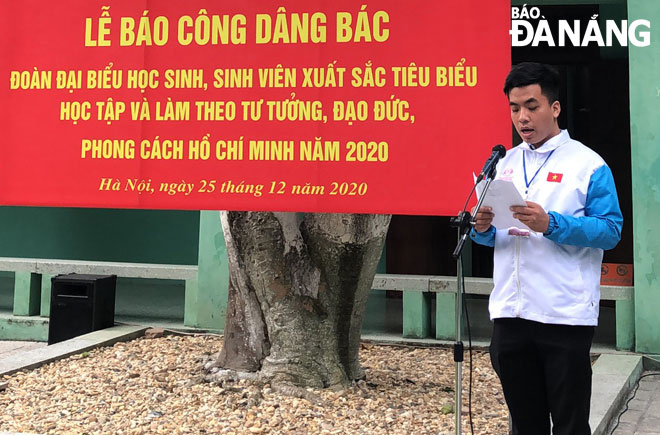 Sinh viên Phan Nguyễn Huy Chinh tham dự lễ báo công dâng Bác,  tổ chức tại Hà Nội vào cuối năm 2020. Ảnh: VŨ HẠ