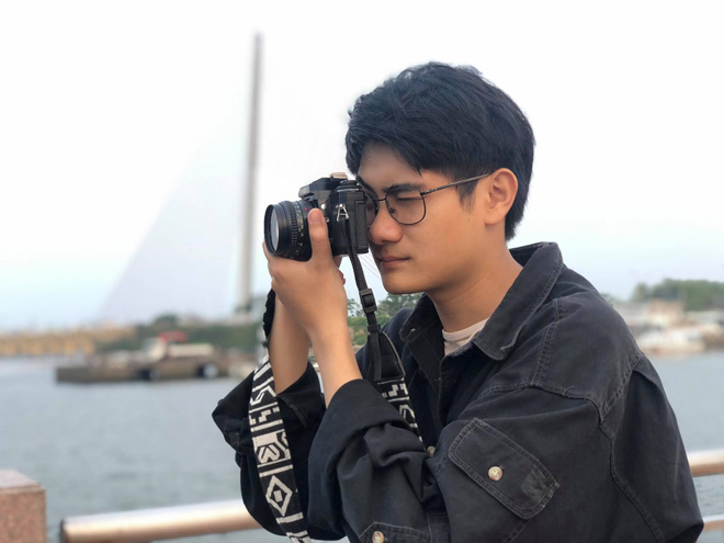 Trần Điềm (22 tuổi, phường Hòa Thuận Tây, quận Hải Châu) thường dành mỗi buổi sáng Chủ nhật để chụp ảnh film. Ảnh: LAN HƯƠNG