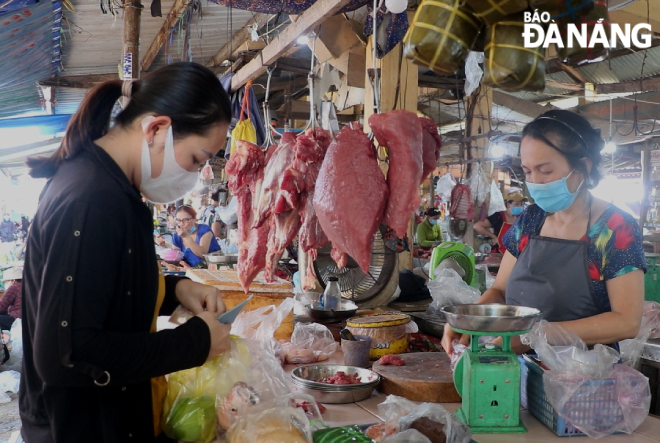 Dù đến giờ cao điểm nhưng lượng thịt bán ra tại các chợ rất hạn chế do ít người mua (ảnh chụp tại chợ Mai, phường Thọ Quang). Ảnh: VĂN HOÀNG.