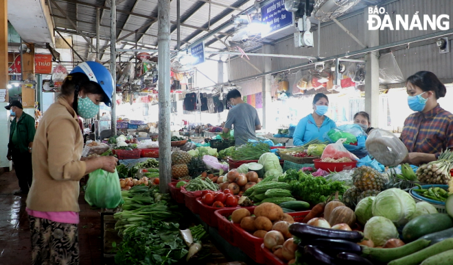 Người dân mua rau, củ, quả tại chợ Phước Mỹ trong sáng 11-5. Ảnh: VĂN HOÀNG.