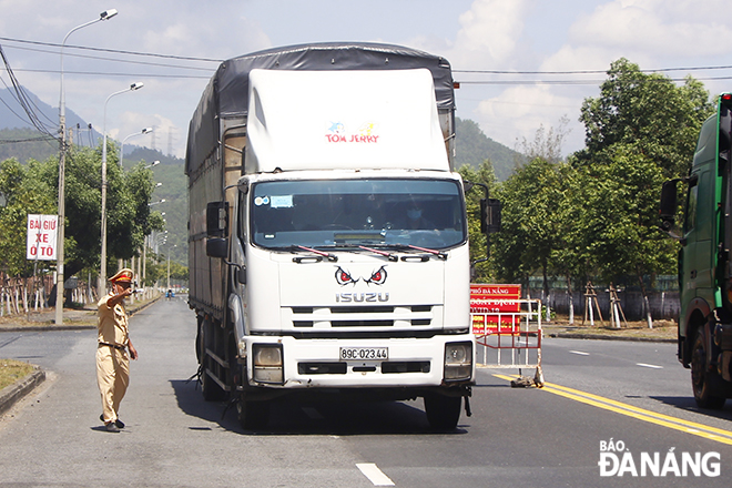 Lực lượng chức năng tại chốt kiểm soát trên đường Tạ Quang Bửu (quận Liên Chiểu) dừng các phương tiện để kiểm tra y tế sáng 28-5: Ảnh: THIÊN DUYÊN