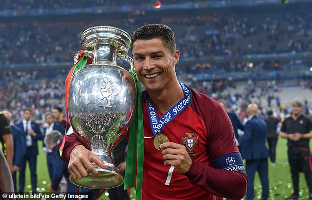 Cristiano Ronaldo bên chiếc cúp vô địch Euro 2016. Ảnh: Dailymail