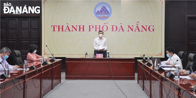 Chủ tịch UBND thành phố Lê Trung Chinh phát biểu chỉ đạo tại cuộc họp chiều 13-6. Ảnh: LÊ HÙNG