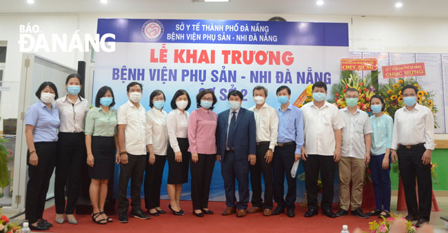 Lãnh đạo ngành y tế, bảo hiểm xã hội thành phố dự lễ khai trương cơ sở 2 Bệnh viện Phụ sản-Nhi Đà Nẵng. Ảnh: PHAN CHUNG