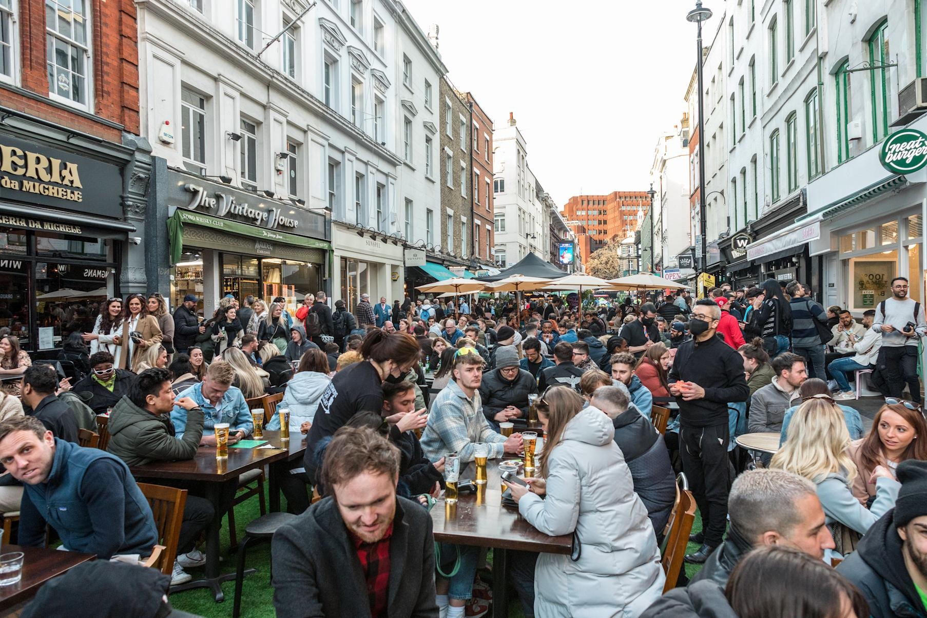 Người dân ở London (Anh) tập trung đông đúc ở các nhà hàng và bar sau khi chính phủ nước này dỡ bỏ hầu hết các quy định phòng, chống dịch bệnh. Ảnh: SOPA Images	