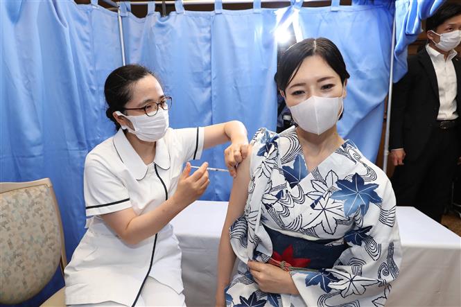 Tiêm vaccine ngừa Covid-19 tại Kobe, Nhật Bản. Ảnh: AFP/TTXVN