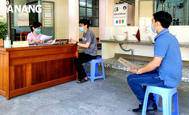Phụ huynh nộp hồ sơ nhập học tại Trường THCS Nguyễn Lương Bằng (quận Liên Chiểu) trong tháng 6-2021.  Ảnh: NGỌC HÀ