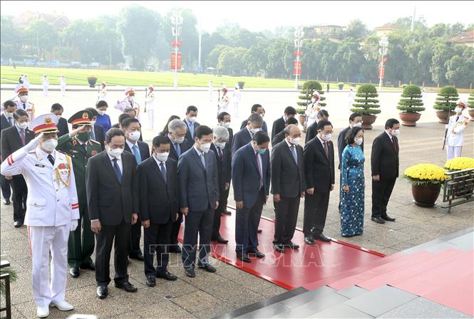 Các đồng chí ãnh đạo, nguyên lãnh đạo Đảng, Nhà nước tưởng niệm Chủ tịch Hồ Chí Minh. Ảnh: Lâm Khánh/TTXVN