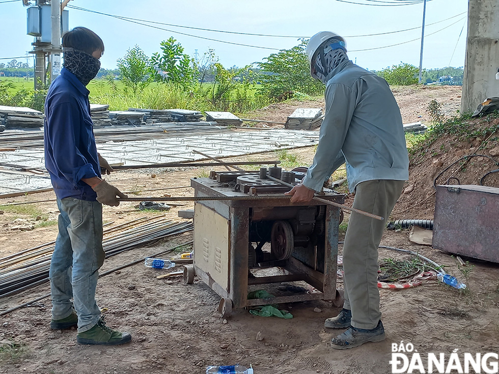 Công nhân gia công vật liệu để thi công tại dự án tuyến đường vành đai phía tây khu vực xã Hòa Khương, huyện Hòa Vang.