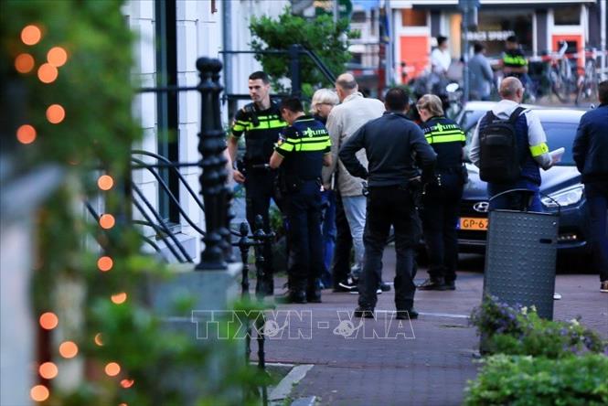 Cảnh sát điều tra tại hiện trường vụ nhà báo Peter R.de Vries bị bắn trọng thương ở thủ đô Amsterdam, Hà Lan ngày 6/7/2021. Ảnh: REUTERS/TTXVN