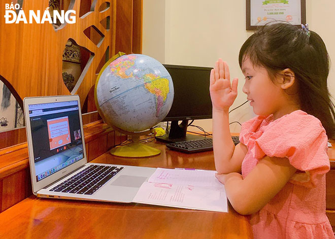 Em Kiều Ngân (phường Thọ Quang, quận Sơn Trà) tham gia phát biểu xây dựng bài tích cực khi học trực tuyến tại nhà. Ảnh: Đ.H.L