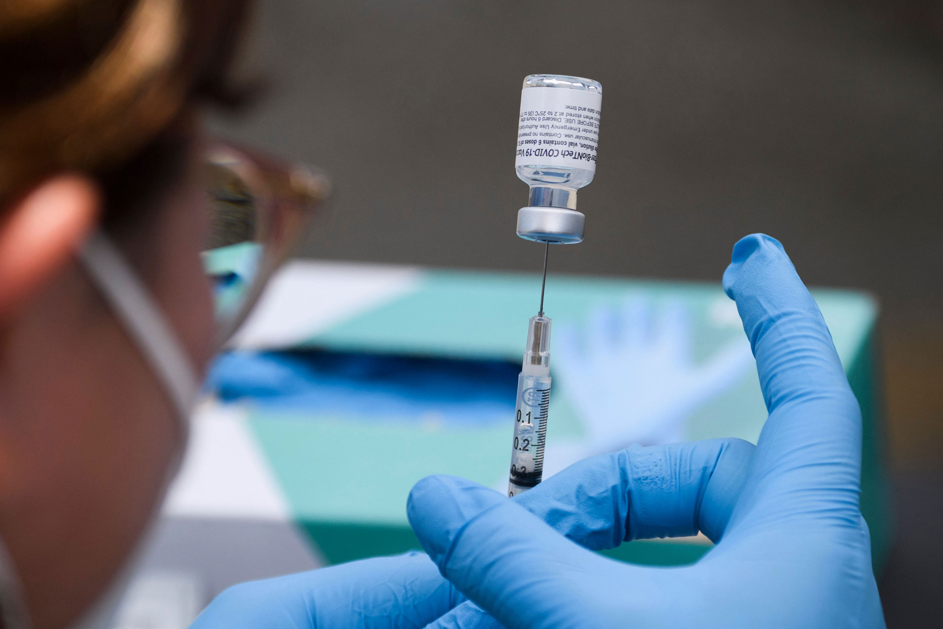 Vắc-xin ngừa Covid-19 là tấm chắn để các nước mở cửa trở lại, tiến tới cuộc sống bình thường mới. Trong ảnh: Nhân viên y tế tiêm vắc-xin tại một phòng tiêm chủng di động ở Los Angeles, Mỹ. Ảnh: Getty Images	