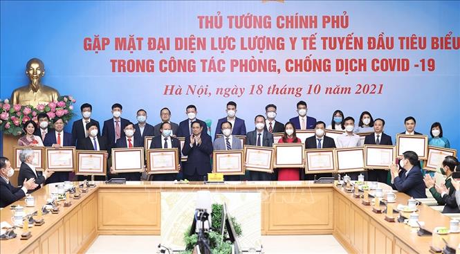 Thủ tướng Phạm Minh Chính trao Bằng khen cho các cá nhân tiêu biểu, xuất sắc trong công tác phòng, chống dịch COVID-19. Ảnh: Dương Giang/TTXVN