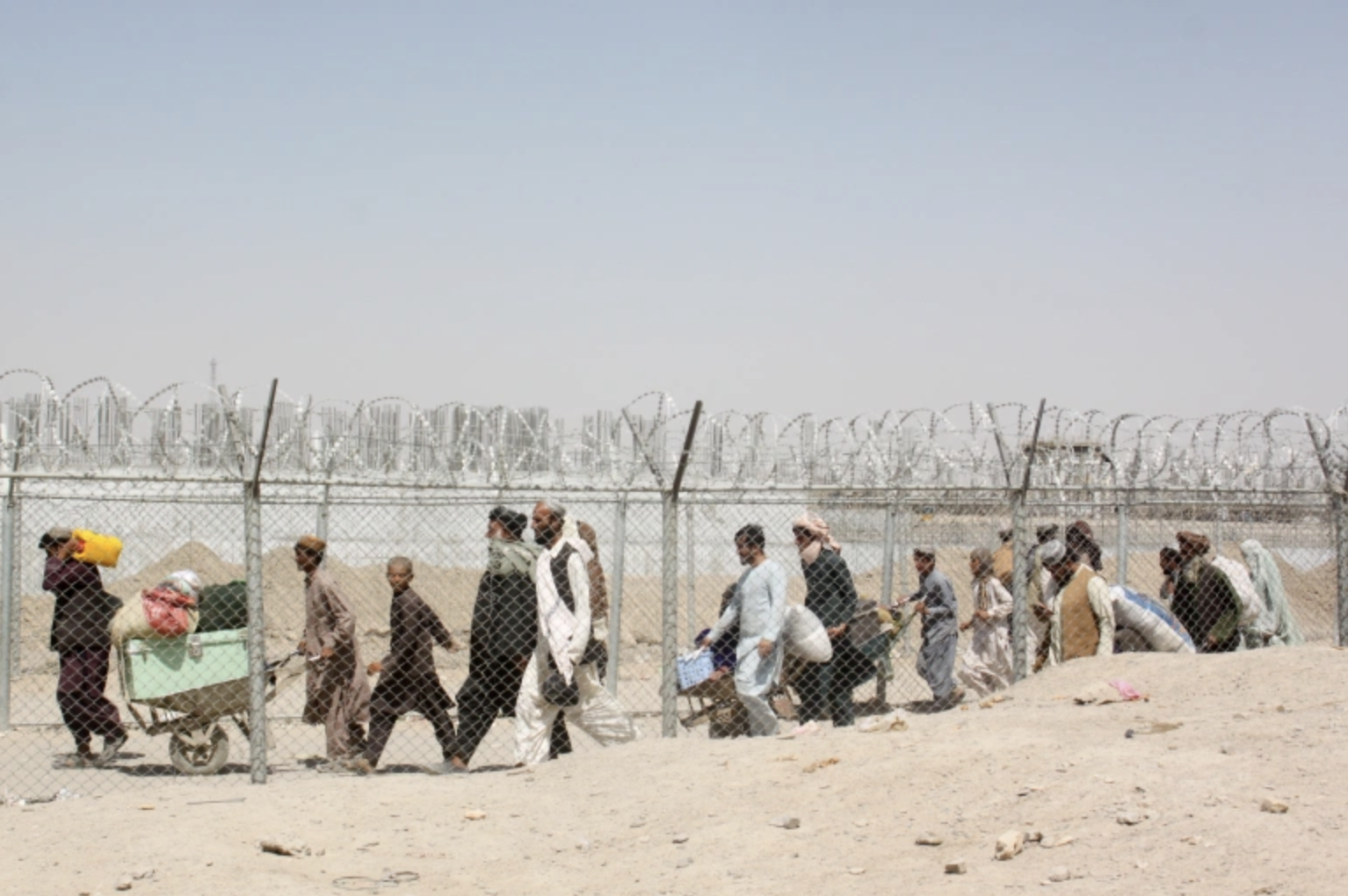 Hàng ngàn người tị nạn Afghanistan đến Iran mỗi ngày