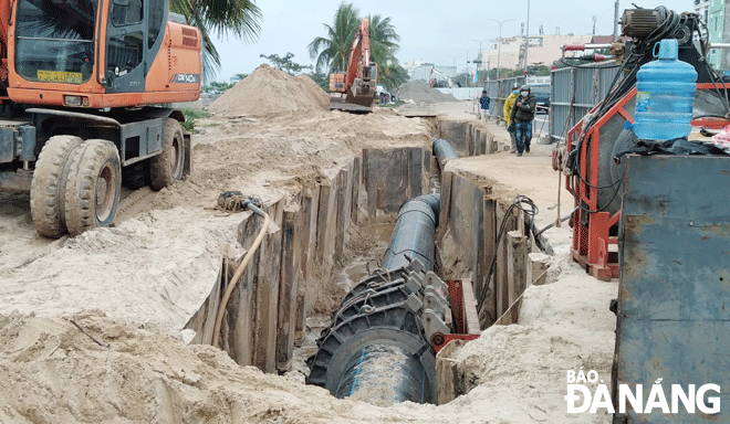 Dự án Tuyến ống thu gom nước thải dọc tuyến đường Nguyễn Tất Thành đang được thi công nhằm thu gom nước thải và nước đầu cơn mưa. Ảnh: HOÀNG HIỆP