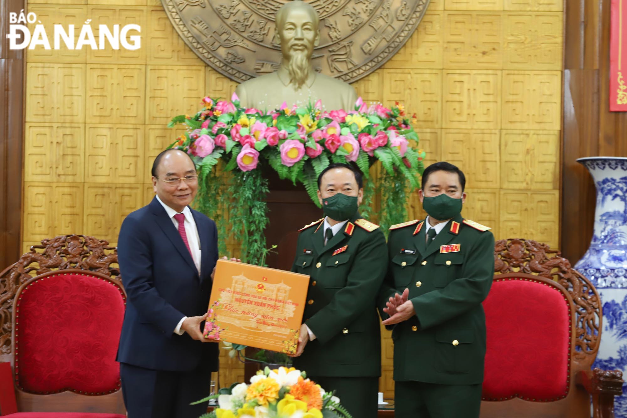 Chủ tịch nước Nguyễn Xuân Phúc kiểm tra công tác sẵn sàng chiến đấu tại Quân khu 5