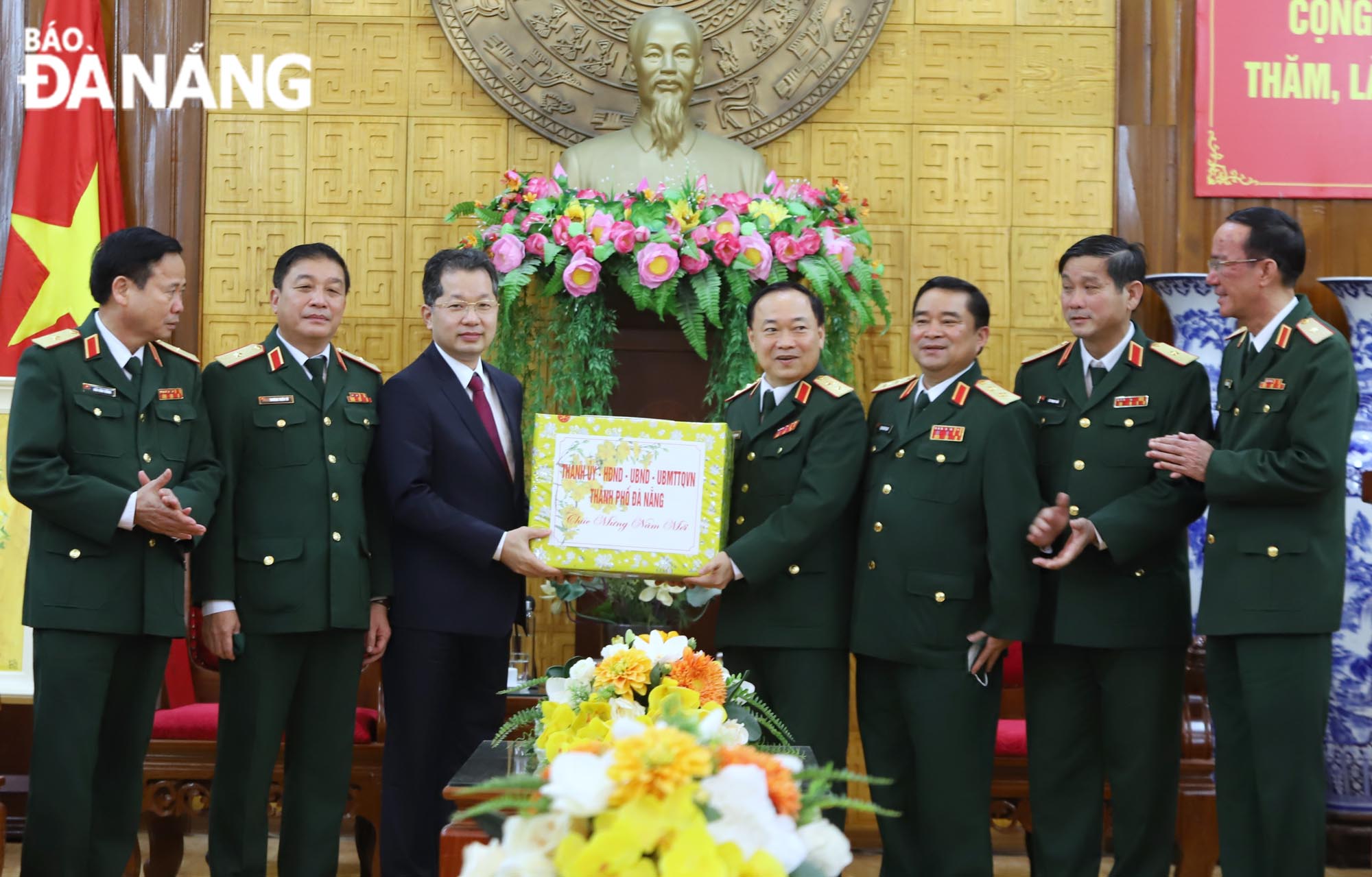 Bí thư Thành ủy Nguyễn Văn Quảng tặng quà chúc mừng lãnh đạo Quân khu 5. Ảnh: NGỌC PHÚ