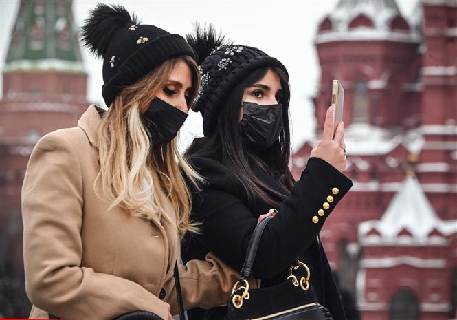 Khách du lịch đeo khẩu trang phòng dịch Covid-19 tại Moskva, Nga ngày 24-1-2022. Ảnh: AFP/TTXVN