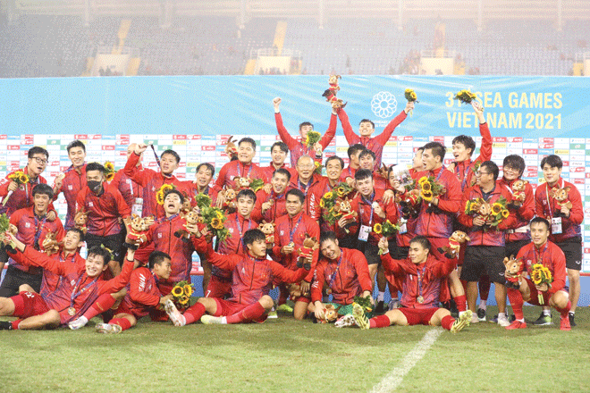 Niềm hân hoan của các cầu thủ U23 Việt Nam và Ban huấn luyện đội tuyển khi bảo vệ thành công Huy chương Vàng SEA Games 31.      Ảnh: TTXVN