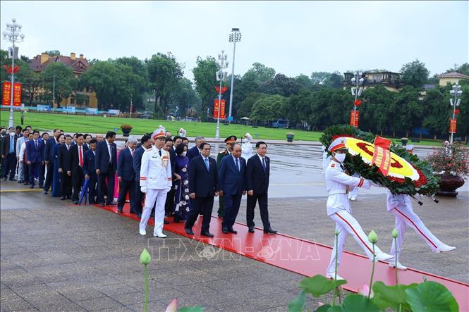 Các đồng chí lãnh đạo Đảng, Nhà nước cùng các đại biểu Quốc hội đặt vòng hoa và vào Lăng viếng Chủ tịch Hồ Chí Minh. Ảnh: Văn Điệp/TTXVN