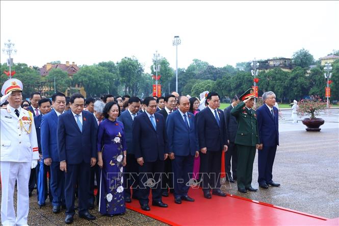 Lãnh đạo Đảng, Nhà nước cùng các đại biểu Quốc hội thành kính tưởng nhớ Chủ tịch Hồ Chí Minh. Ảnh: Văn Điệp/TTXVN