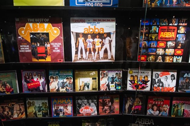 Các album của nhóm nhạc huyền thoại ABBA được trưng bày tại một viện bảo tàng ở Stockholm (Thụy Điển), ngày 5-11-2021. (Ảnh: AFP/TTXVN)
