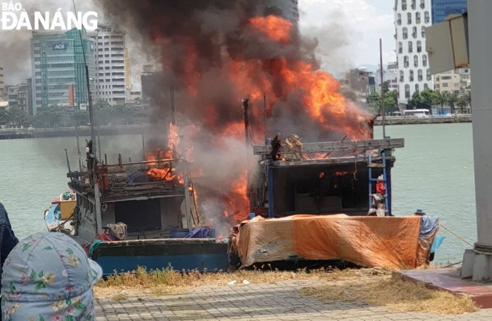 Two fishing boats burst into flames. Photo: L.H