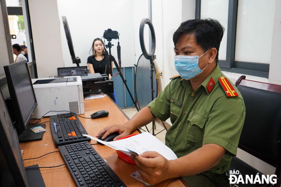 Cán bộ cảnh sát Phòng Quản lý xuất nhập cảnh, Công an thành phố Đà Nẵng chụp ảnh hộ chiếu mới cho người dân.