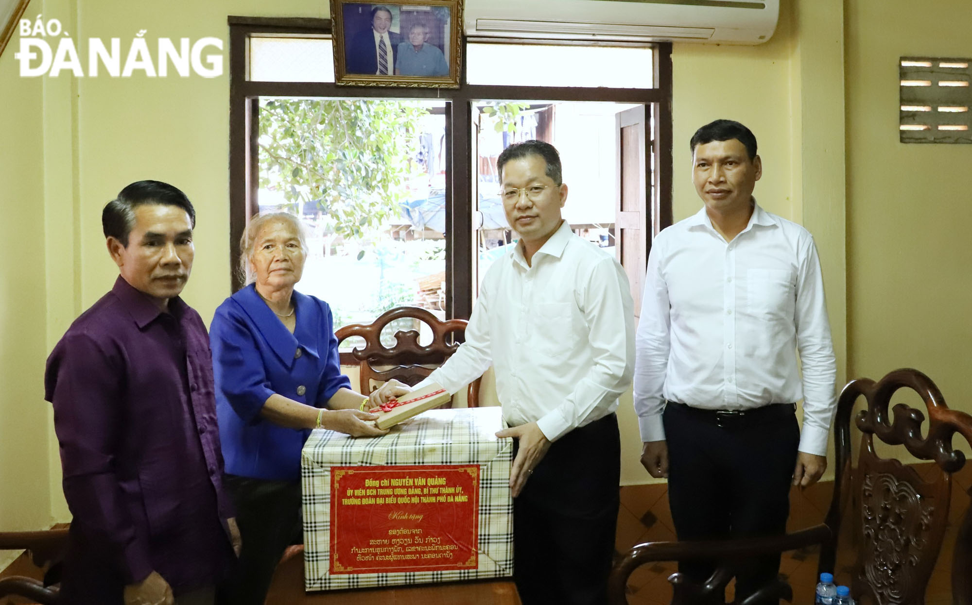 Bí thư Thành ủy Nguyễn Văn Quảng tặng quà thân nhân gia đình cố Bí thư Buôn Nhơn. Ảnh: NGỌC PHÚ