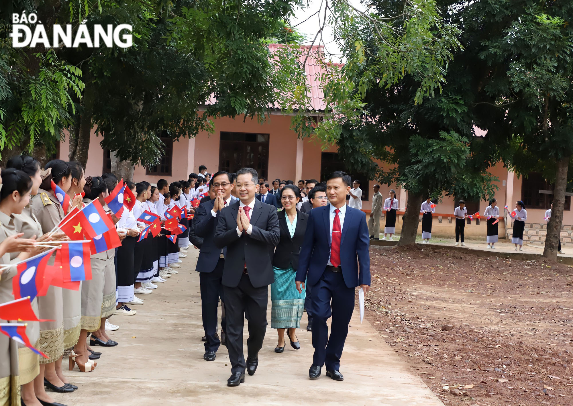 Bí thư Thành ủy Nguyễn Văn Quảng đến dự lễ khánh thành Trường Trung học Hữu nghị Sê Kông. Ảnh: NGỌC PHÚ