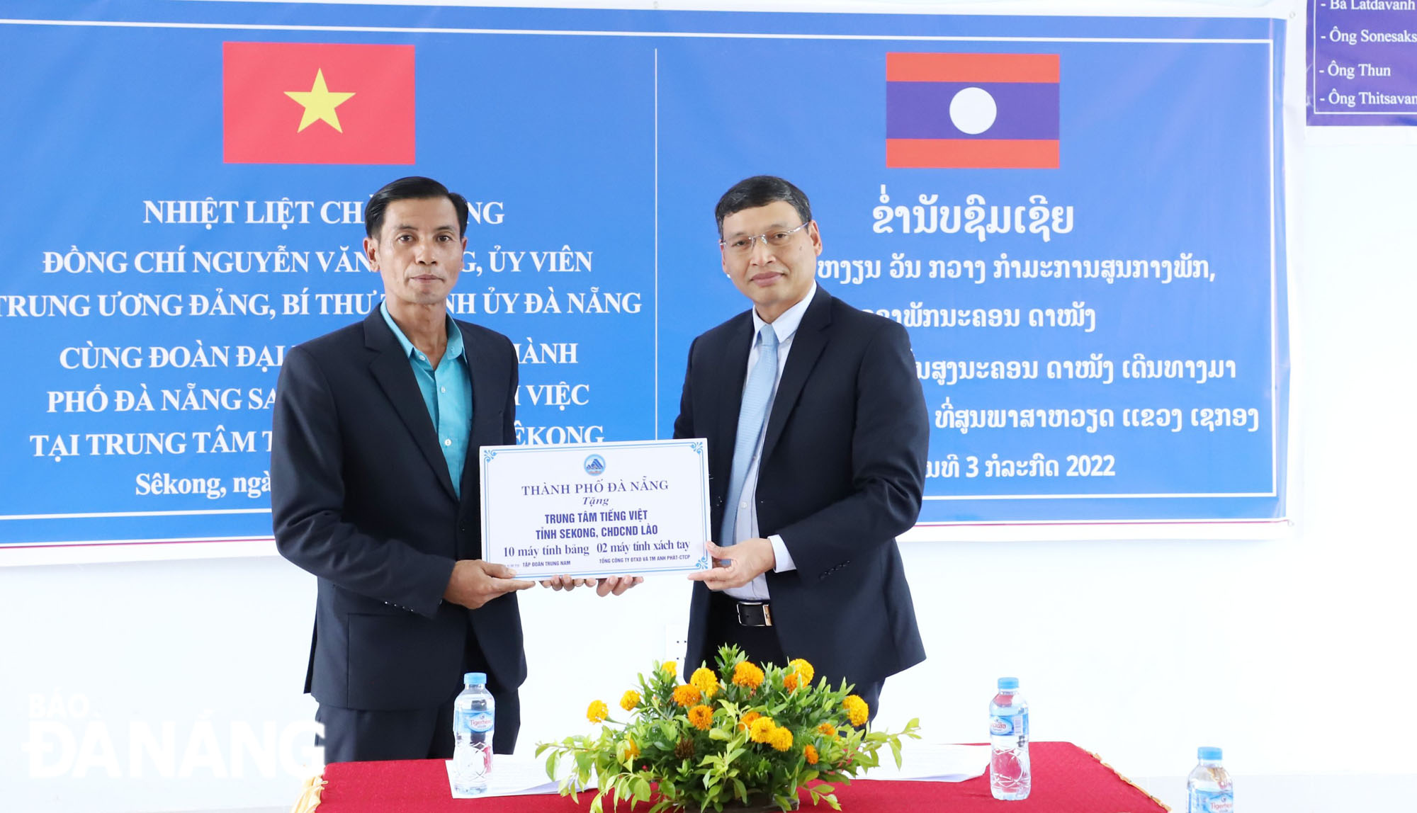 Phó Chủ tịch Thường trực Hồ Kỳ Minh trao tặng thiết bị cho Trung tâm người Việt tỉnh Sê Kông. Ảnh: NGỌC PHÚ