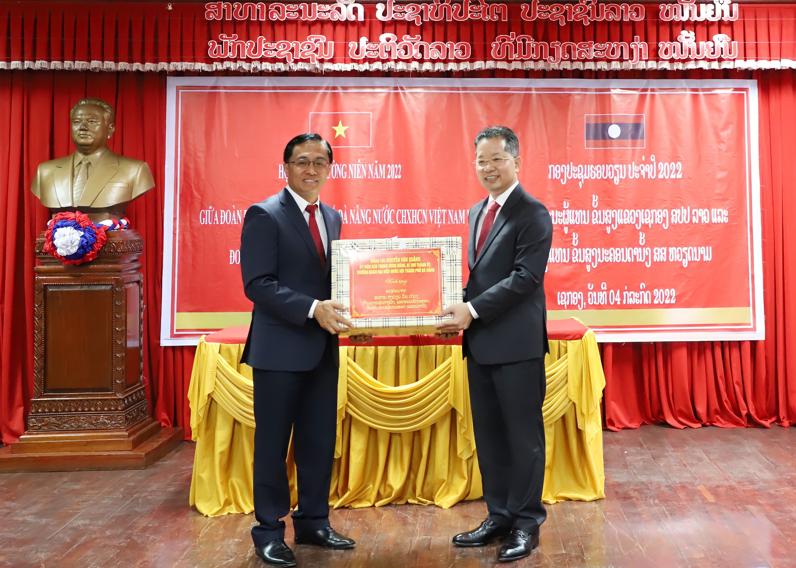 Bí thư Thành ủy Nguyễn Văn Quảng (bên phải) tặng quà cho lãnh đạo tỉnh Sê Kông.  Ảnh: NGỌC PHÚ