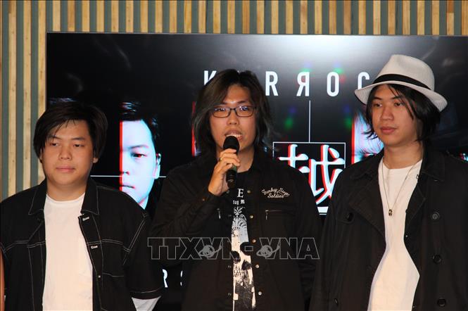 Trưởng nhóm Mạnh Khôi (giữa) phát biểu tại lễ ra mắt MV đầu tay của KURROCK ở Tokyo. Ảnh: Đào Thanh Tùng/Phóng viên TTXVN tại Tokyo
