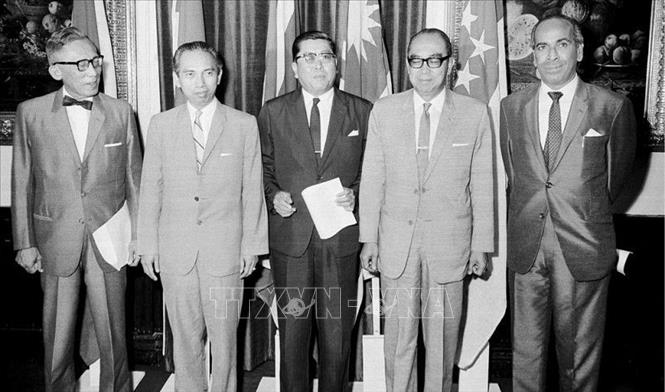 (Từ trái qua phải): Đại diện 5 quốc gia sáng lập khối ASEAN tại Bangkok, ngày 8-8-1967: Bộ trưởng Ngoại giao Philippines Narcio Ramos, Bộ trưởng Ngoại giao Indonesia Adam Malik, Bộ trưởng Ngoại giao Thái Lan Thanat Khoman, Phó Thủ tướng Malaysia Abdul Razak và Bộ trưởng Ngoại giao Singapore Sinnathamby Rajaratnam. Ảnh: Tư liệu/TTXVN phát