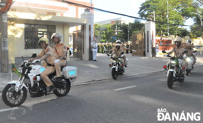 Lực lượng Cảnh sát giao thông Công an thành phố ra quân bảo đảm trật tự an toàn giao thông. Ảnh: LÊ HÙNG