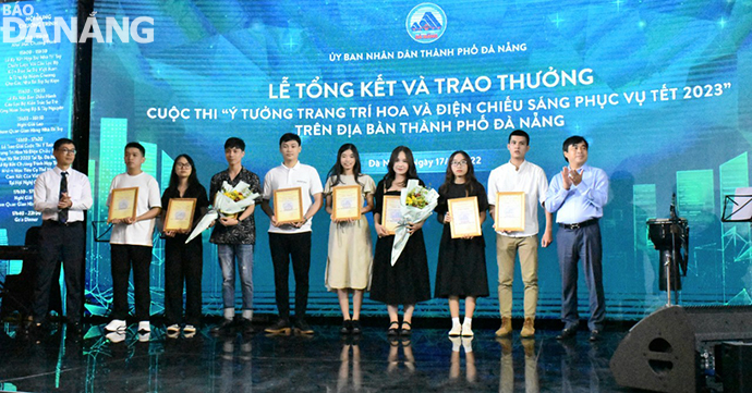 2 nhóm tác giả nhận giải nhì về phương án thiết kế điện chiếu sáng và trang trí hoa từ ban tổ chức cuộc thi.