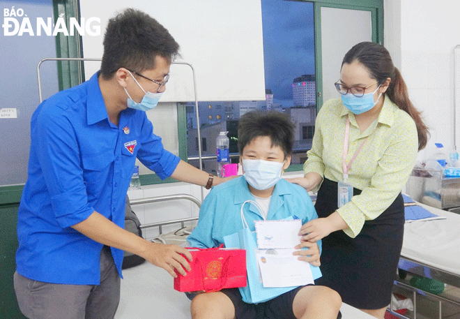 Nhân viên Phòng Công tác xã hội, Bệnh viện Đà Nẵng đến thăm, tặng quà của mạnh thường quân cho bệnh nhi đang điều trị tại bệnh viện. Ảnh: Phòng Công tác xã hội