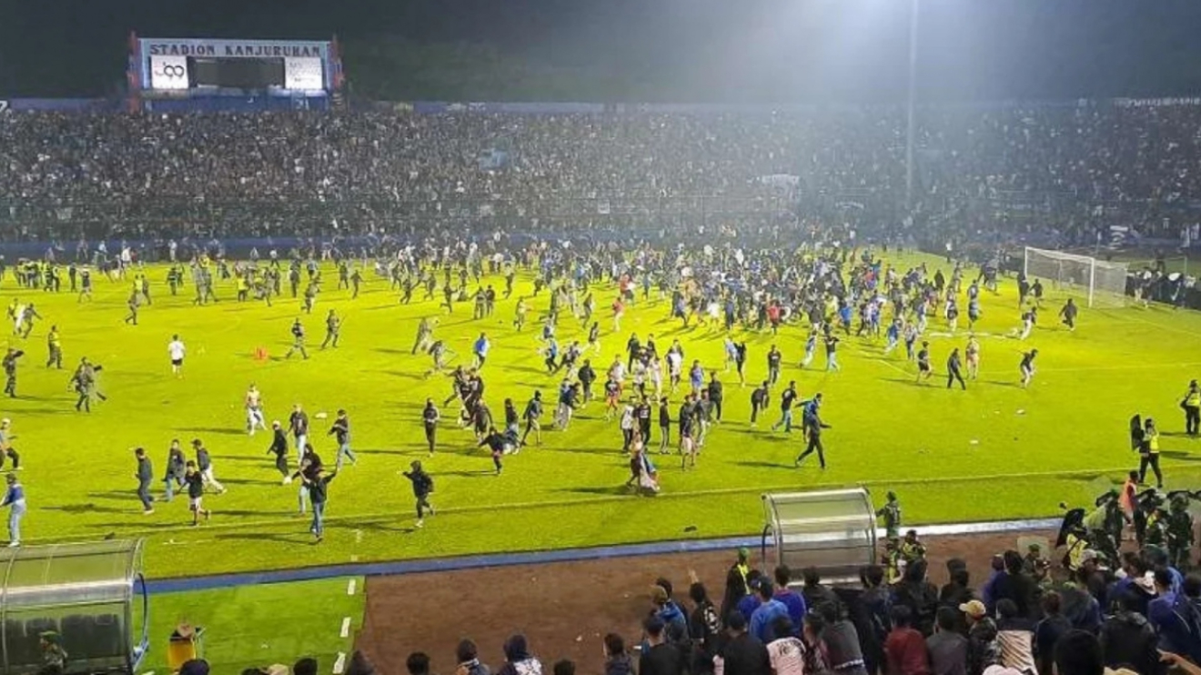 Thảm kịch sân cỏ ở Indonesia: Cú sốc đối với bóng đá thế giới