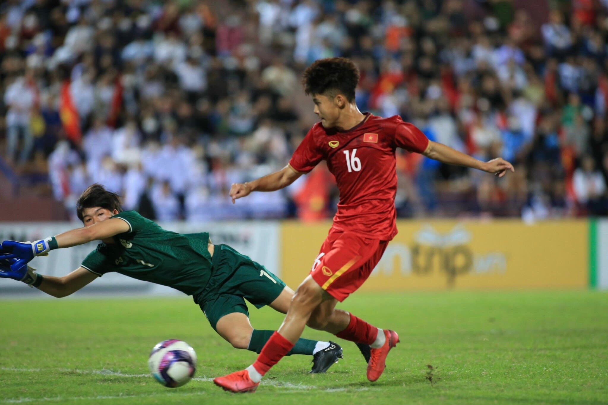 Bóng đá Việt Nam có vượt Thái Lan?