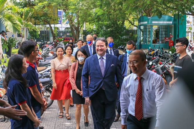 Viện Nghiên cứu và Đào tạo Việt - Anh (VNUK) đón Đại sứ Mỹ tham quan Không gian sáng chế