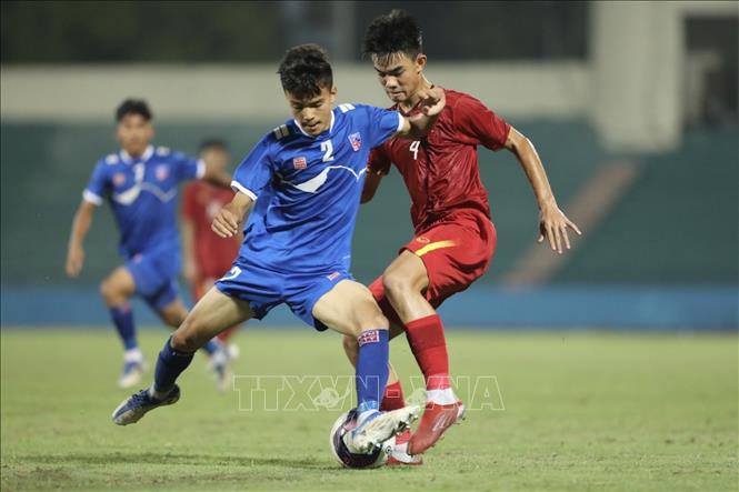 Pha tranh bóng của cầu thủ Hoàng Minh Hợi (số 4, Việt Nam) với cầu thủ Madan Paudel (số 2, Nepal). Ảnh: Minh Quyết/TTXVN