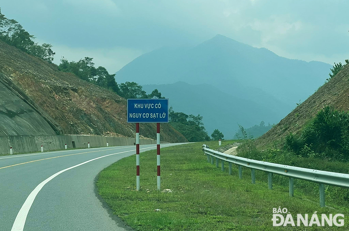 Biển cảnh báo nguy hiểm trên đường Hồ Chí Minh đoạn La Sơn -Túy Loan, do đi qua khu vực núi cao, nên thường xảy ra sạt lở.