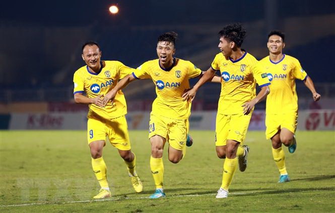 Pha ăn mừng bàn thắng của các cầu thủ Sông Lam Nghệ An. (Ảnh: Tá Chuyên/TTXVN)