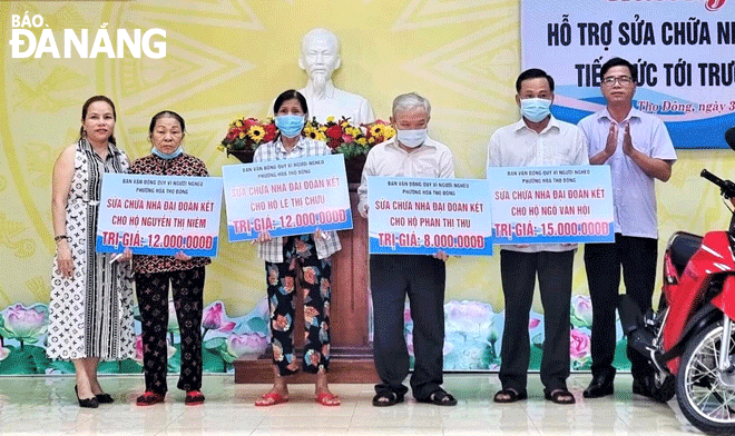 Đại diện Mặt trận phường Hòa Thọ Đông (quận Cẩm Lệ) tổ chức trao hỗ trợ cho hộ nghèo. Ảnh: LAM PHƯƠNG