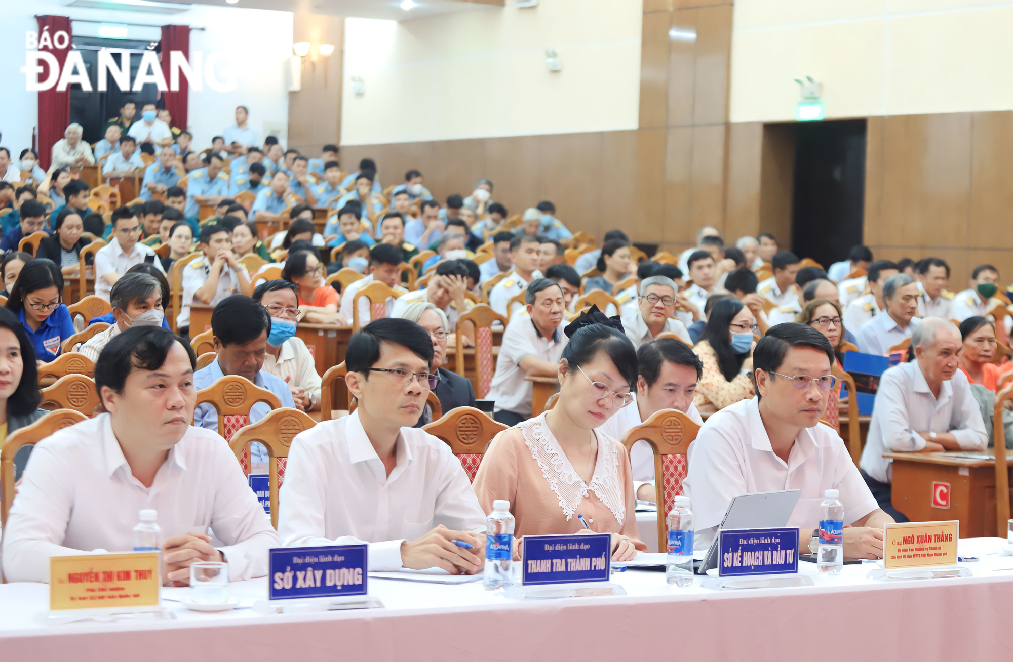 Chủ tịch Ủy ban MTTQ Việt Nam thành phố Ngô Xuân Thắng (bên phải) và các đại biểu dự buổi tiếp xúc cử tri. Ảnh: NGỌC PHÚ