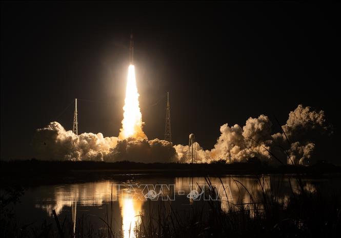 Tên lửa SLS mang theo tàu vũ trụ thám hiểm Mặt Trăng Orion trong sứ mệnh Artemis 1 rời bệ phóng tại Trung tâm vũ trụ Kennedy, bang Florida, Mỹ ngày 16/11/2022. Ảnh tư liệu: THX/TTXVN