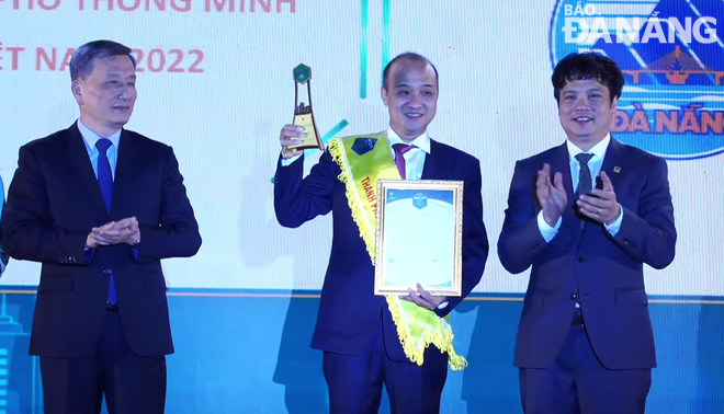Phó Chủ tịch UBND thành phố Lê Quang Nam nhận giải thưởng Thành phố thông minh 2022. Ảnh: M.Q