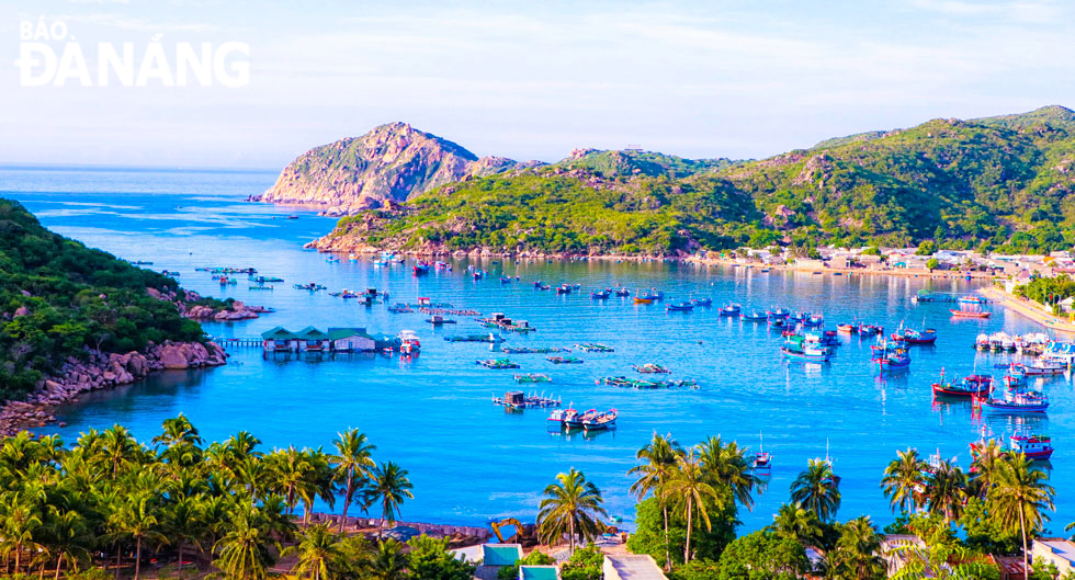 Vịnh Vĩnh Hy một trong những vịnh biển đẹp nhất Việt Nam.