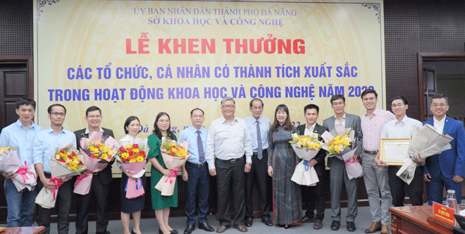 Giảng viên Trường ĐH Bách khoa nhận giải thưởng NCKH của thành phố Đà Nẵng. Ảnh nhà trường cung cấp